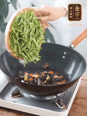 熱油煸香蒜末、姜粒、小米辣，再下臘肉煸炒出香味