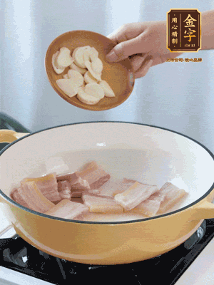 熱油下咸肉煸出香味，加蒜片、毛豆翻炒均勻