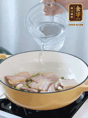 倒入熱水，加絲瓜、腐竹