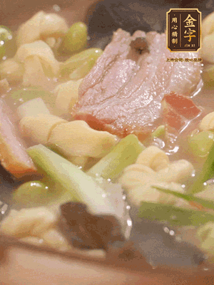 最后加一點蠔油、雞精調(diào)味