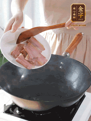 豬油熱鍋，下咸肉煸香，再下蔥姜提鮮