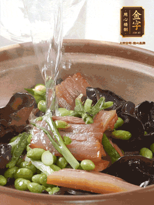 轉(zhuǎn)入砂鍋，加入開水、百葉結(jié)燉煮10分鐘