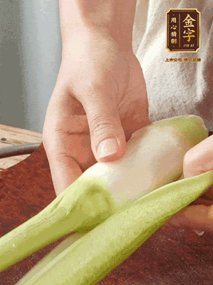 茭白去皮切絲，下鍋稍稍汆燙一下瀝干。