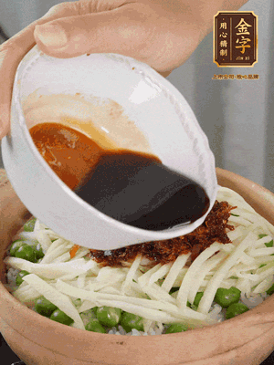 繼續(xù)小火燜3分鐘，淋上XO醬攪拌均勻。
