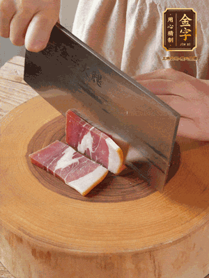 金字火腿切片，溫水浸泡5分鐘。