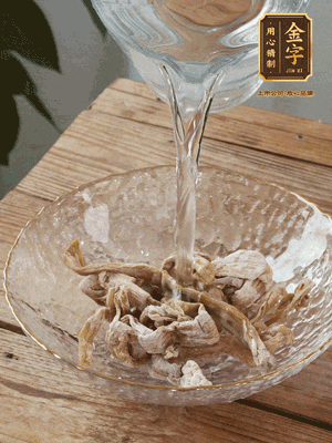 筍干提前泡發(fā)1晚切段，冬瓜去皮切塊。