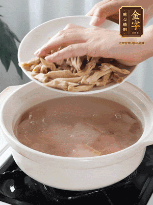 再下筍干段，加水、少許黃酒中火燉煮15分鐘。
