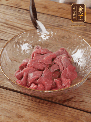 牛肉切丁，加黑胡椒海鹽、橄欖油腌10分鐘