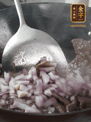 橄欖油熱鍋，牛肉丁炒至焦香狀態(tài)，下洋蔥丁翻炒出香味