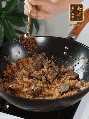 下拌好的米飯炒散，加一大勺XO醬