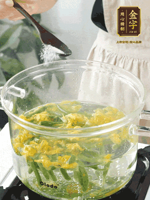 水開后，加鹽、黃瓜花焯水30秒