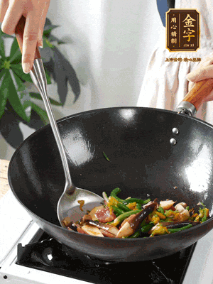 煸香蒜末，下香腸翻炒均勻，再依次下雞縱菌、黃瓜花