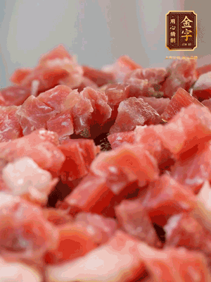 做月餅餡 火腿切成小丁，溫水浸泡5分鐘，上鍋蒸熟15-20分鐘，再將火腿丁、白砂糖、蜂蜜攪拌腌漬2小時
