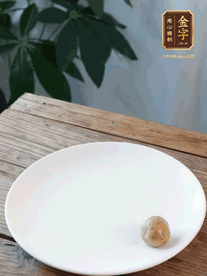 做水油皮、油酥 將油皮材料放入料盆中，加100ml水?dāng)嚢璩裳┗ㄆ瑺?。在案板上反?fù)揉搓成有一定筋度的光潔面團(tuán)，搓成14個團(tuán)子。
