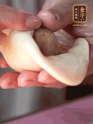 包月餅 面劑兩頭向中間捏緊， 光滑一面向下