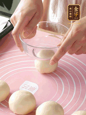 按扁后搟成圓形面皮。餡料放在面皮中心，把餡料包緊，捏緊收口