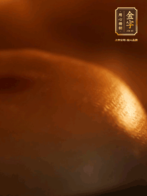 烤箱預(yù)熱至170℃，月餅放在中下層，烤18分鐘左右