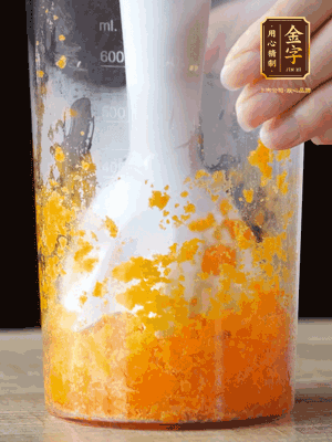 加玉米油、水怡、水揉搓成細(xì)膩的面團(tuán)。松弛半小時(shí)后，分成37g一個(gè)