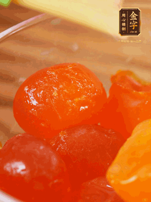 咸蛋黃噴白酒，170℃烤10分鐘。打碎過篩