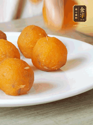 融化的黃油、芝士粉攪勻，加糖粉、蛋液、淡奶油、咸蛋黃攪勻，再加入玉米淀粉、奶粉拌勻，用不粘鍋炒至抱團(tuán)