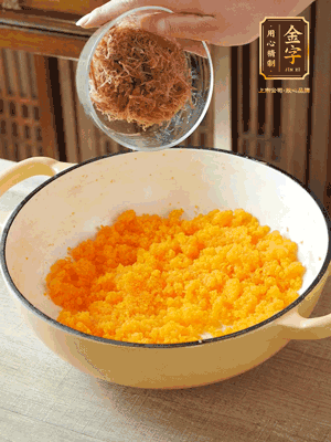 加火腿絲拌均，分成37g一個(gè)餡料，冷凍30分鐘