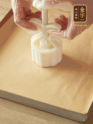 取一個(gè)面團(tuán)，捏扁，中間厚，四周薄?；⒖谕贤?，直到收口，把餅胚放入模具里，壓2-3下