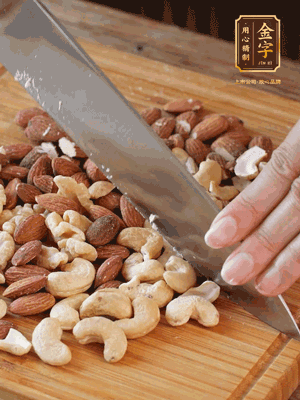 熟堅(jiān)果切成大顆粒，加入杏仁片、白芝麻、火腿絲、熟糯米粉、玫瑰花醬、花生油、水怡攪拌均勻，捏成52g一個(gè)的小球