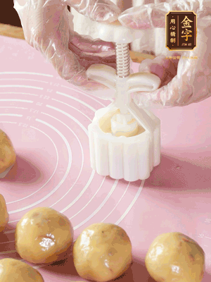 收緊虎口搓圓，裹上一層面粉，放入模具壓一壓