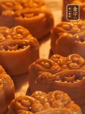 表面噴上水，烤箱預(yù)熱至190℃，170℃烤10分鐘