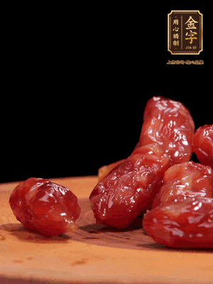 金字粒腸，一半切成片，一半保留整顆