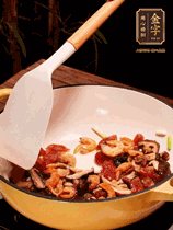 蔥白、干香菇、蝦米、香腸片略微翻炒才出香味，然后倒入料汁（生抽3勺、蠔油2勺、胡椒粉少許）、大米拌勻