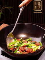 油熱下香腸炒至兩面微焦，下姜蒜、干辣椒、小米椒碎爆香