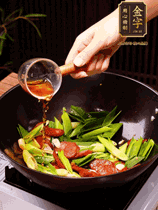 下蒜苗炒軟，沿鍋邊烹入一勺料酒，加醬油、蠔油、白糖調(diào)味炒勻