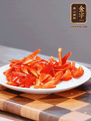 藕帶洗凈，斜切成小段備用、姜切絲、蒜切片、辣椒斜切，再切少許蒜