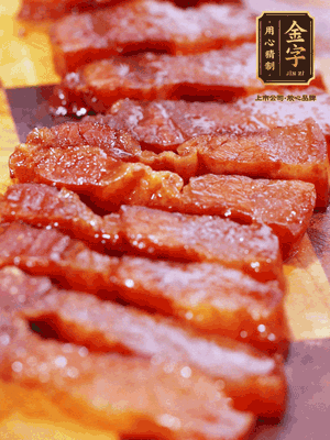 金字醬油肉煮熟，切片