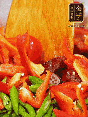 油熱后放入蒜末，下醬油肉煸香