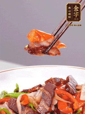 下藕帶、青紅辣椒翻炒均勻