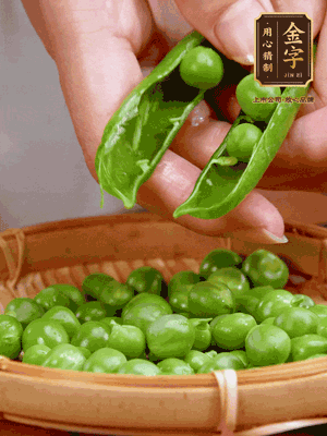 甜豆去殼，剝出甜豆米。百合小心剝成片。