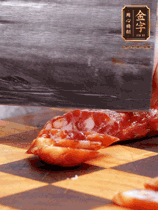 處理食材：香腸切片，土豆切塊、胡蘿卜切丁、豆角切段