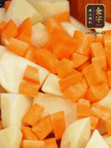 加土豆、胡蘿卜翻炒，隨后加入豆角、1勺鹽、1勺生抽、1勺蠔油、半勺老抽煸炒均勻