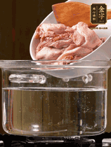 麻鴨切塊，冷水下鍋，加蔥姜、料酒焯水。撈出溫水洗凈