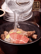 所有食材放入電飯鍋，加2勺料酒，足量的開水，按煲湯鍵煮湯