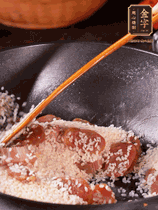 咸肉香腸下鍋煸出油脂香味，倒入洗凈的大米攪拌