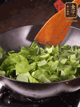 上海青切碎，用豬油炒到半熟