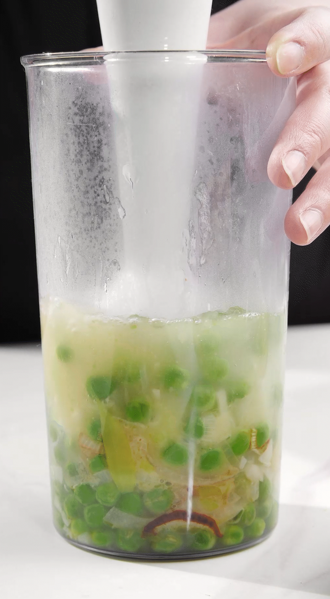 炒好的蔬菜+高湯或熱水，倒入破壁機(jī)攪打細(xì)膩絲滑即可。