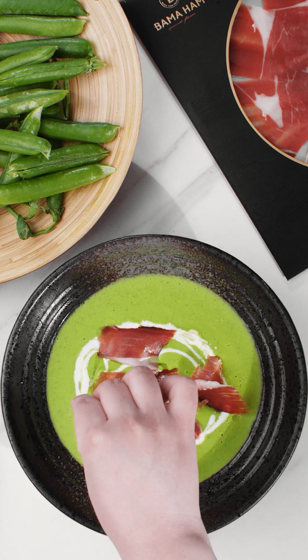 將上述擺盤(pán)的食材依個(gè)人喜好適量點(diǎn)綴即可。