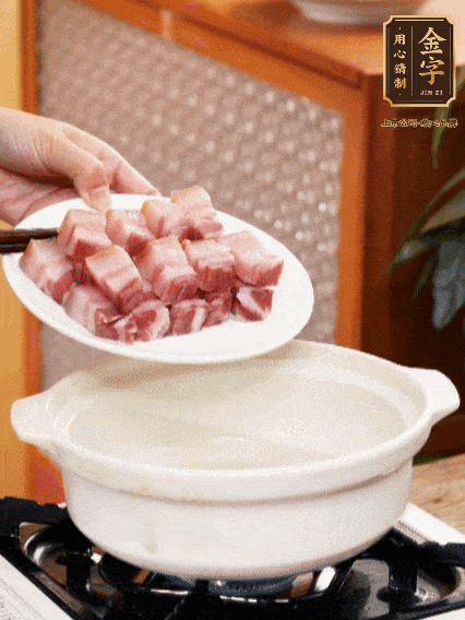 鍋內倒油，下咸肉微微煸炒，再放排骨炒一下