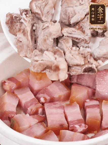 倒入開水燉煮，大火燒開后轉小火