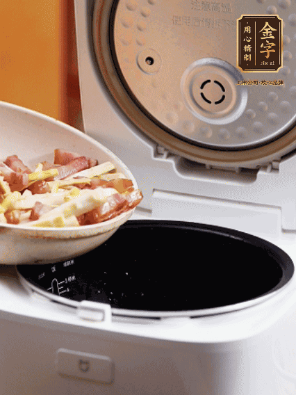 和洗凈的大米一起倒入電飯煲，攪拌均勻。水剛好沒(méi)過(guò)大米