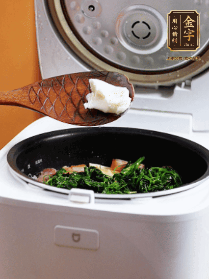 放入電飯鍋、加1勺豬油翻拌均勻